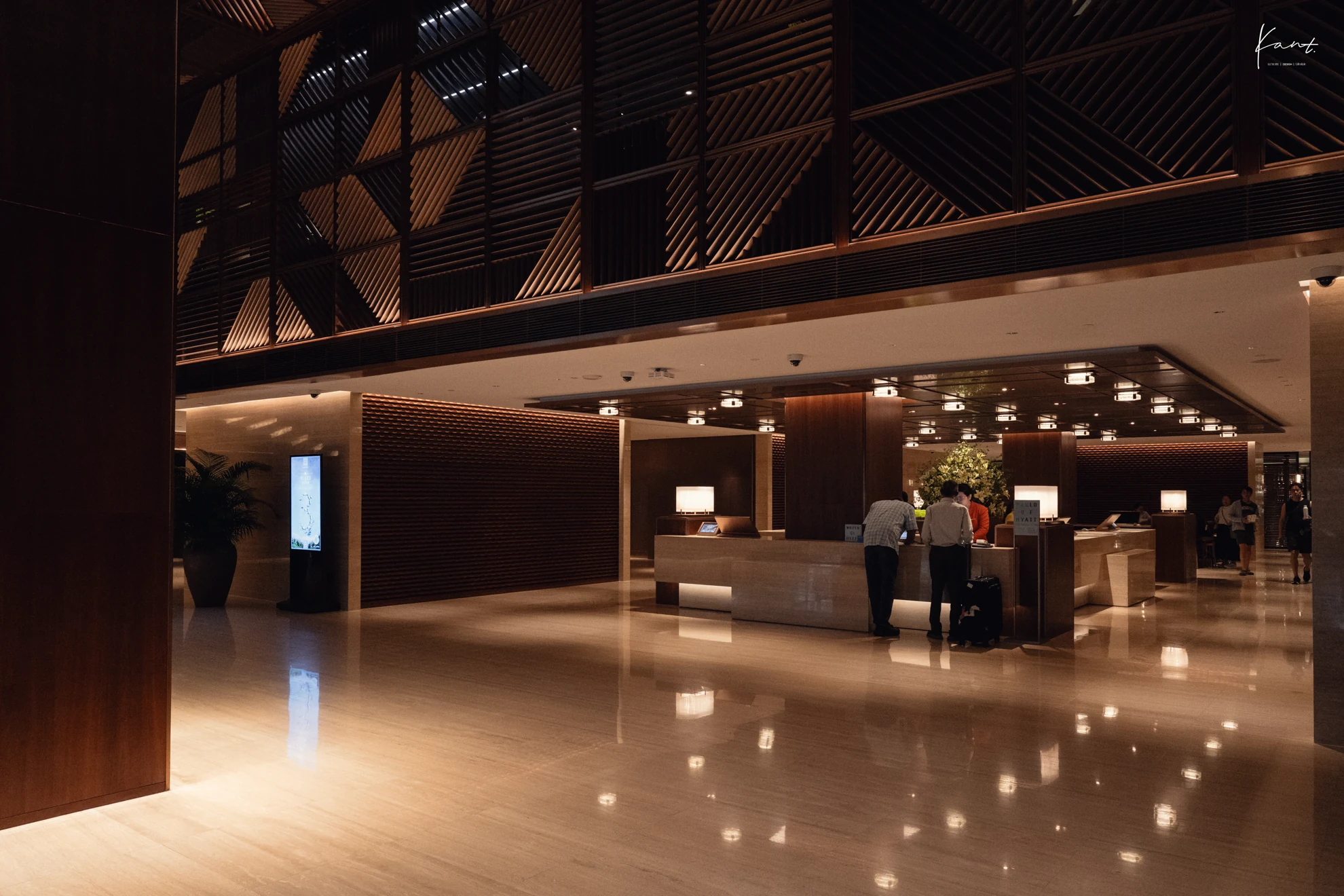 Grand Hyatt Singapore — โรงแรมที่มีน้ำตกอยู่ใจกลางบนถนนที่พลุกพล่านที่สุดของสิงคโปร์