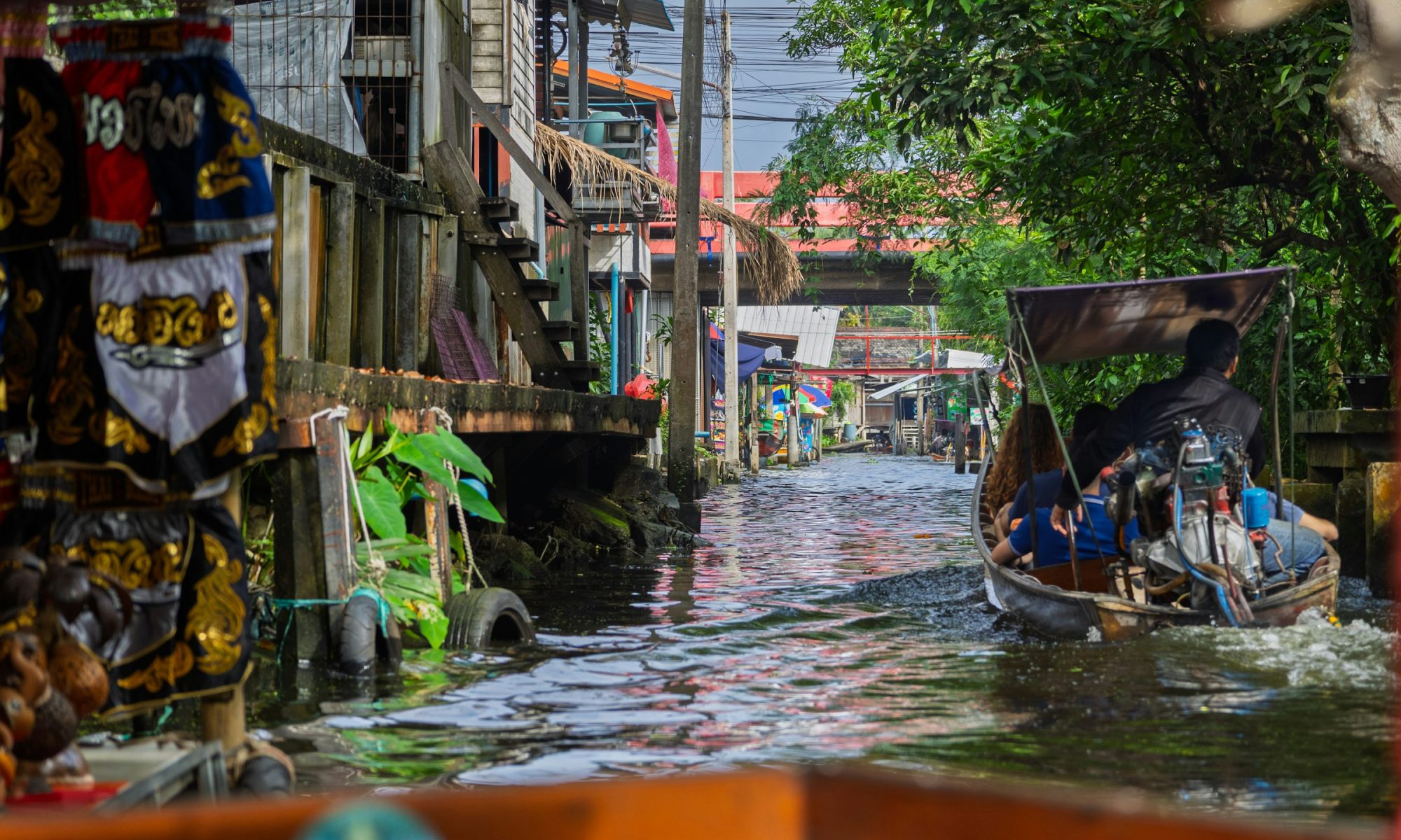 บ้านไม้เก่ากับระเบียงหน้าบ้าน