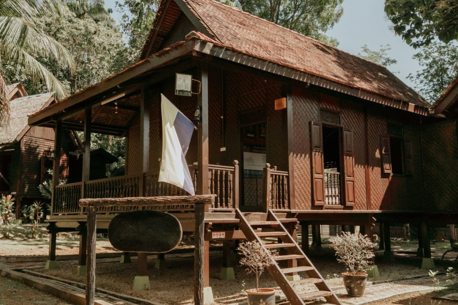 บ้าน ม.ร.ว.คึกฤทธิ์ ซอยสวนพลู — เรือนไทยเจ็ดหลังที่พิสูจน์ว่าของเก่าไม่ต้องอยู่นิ่ง