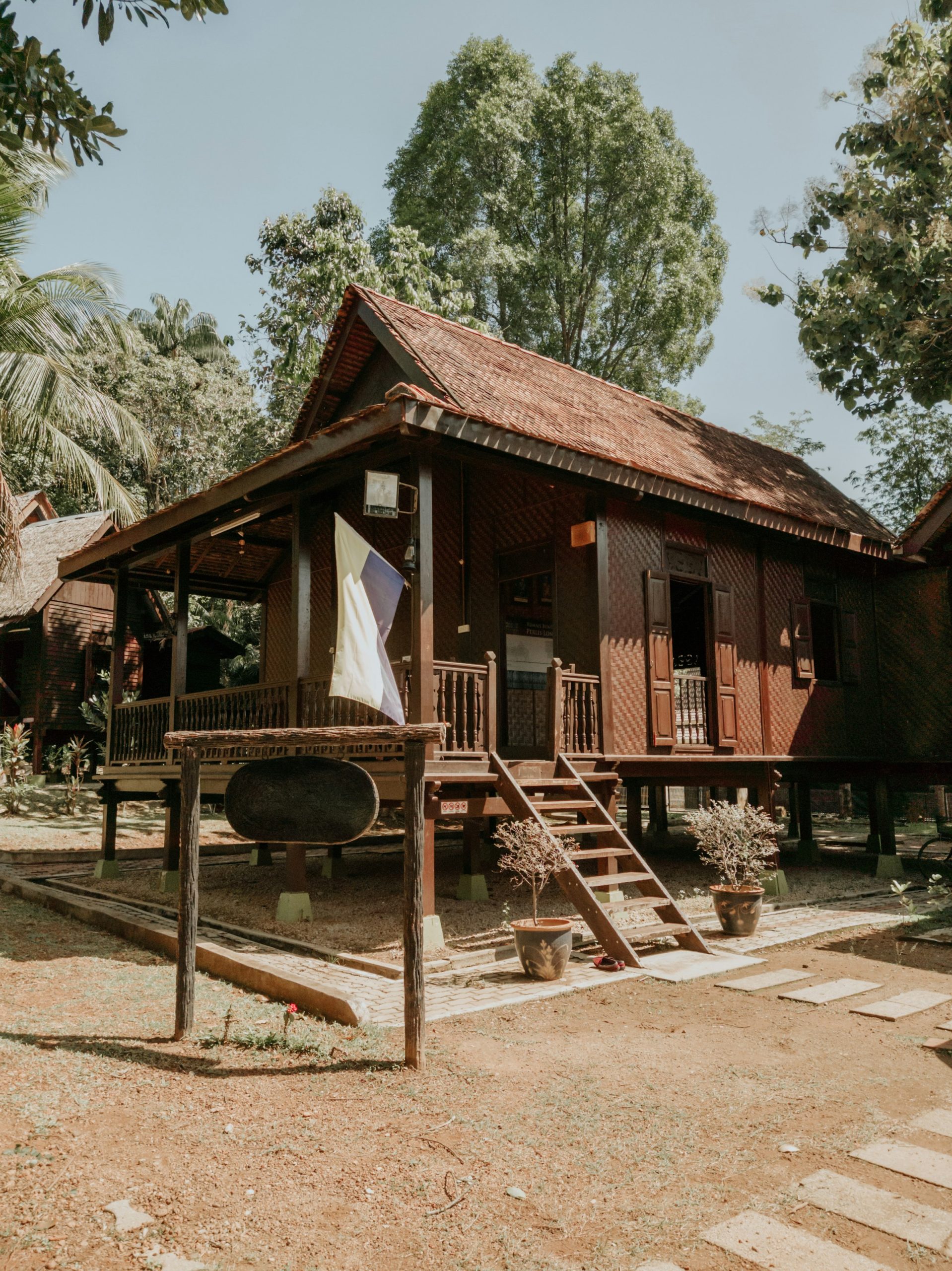 บ้าน ม.ร.ว.คึกฤทธิ์ ซอยสวนพลู — เรือนไทยเจ็ดหลังที่พิสูจน์ว่าของเก่าไม่ต้องอยู่นิ่ง