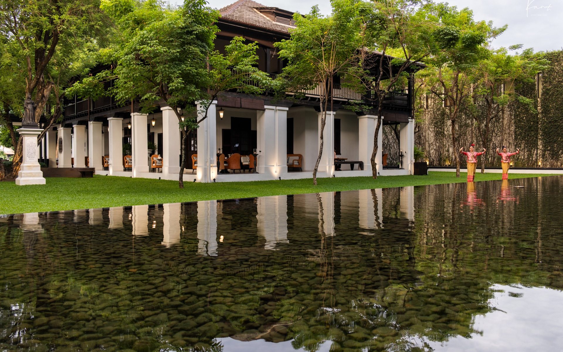 เรือนกงสุลอังกฤษเดิมที่ Anantara Chiang Mai เสาเรียงสะท้อนผิวสระน้ำ