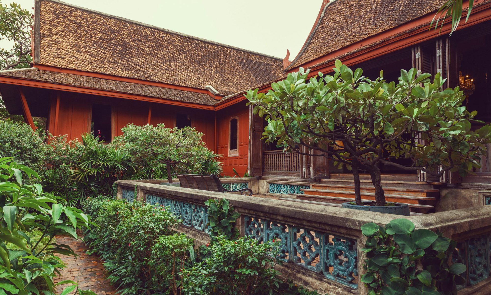 เรือนไม้ใต้ร่มไม้ใหญ่