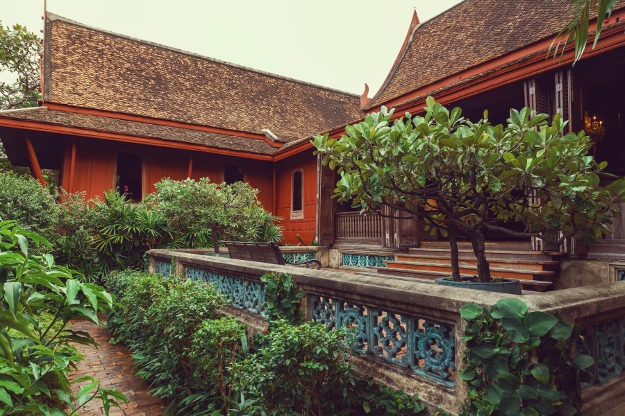 ทำไมเรือนไทยถึงปลูกใต้ต้นไม้ — สิ่งที่ปู่ย่าได้ฟรี เราต้องจ่ายคืนเป็นค่าไฟรายเดือน